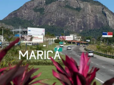 Entrada de Maricá com montanha ao fundo em dia de céu aberto