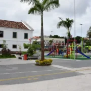 Praça pública em Maricá sob céu com muitas nuvens