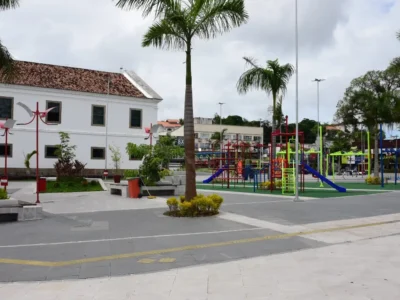 Praça pública em Maricá sob céu com muitas nuvens