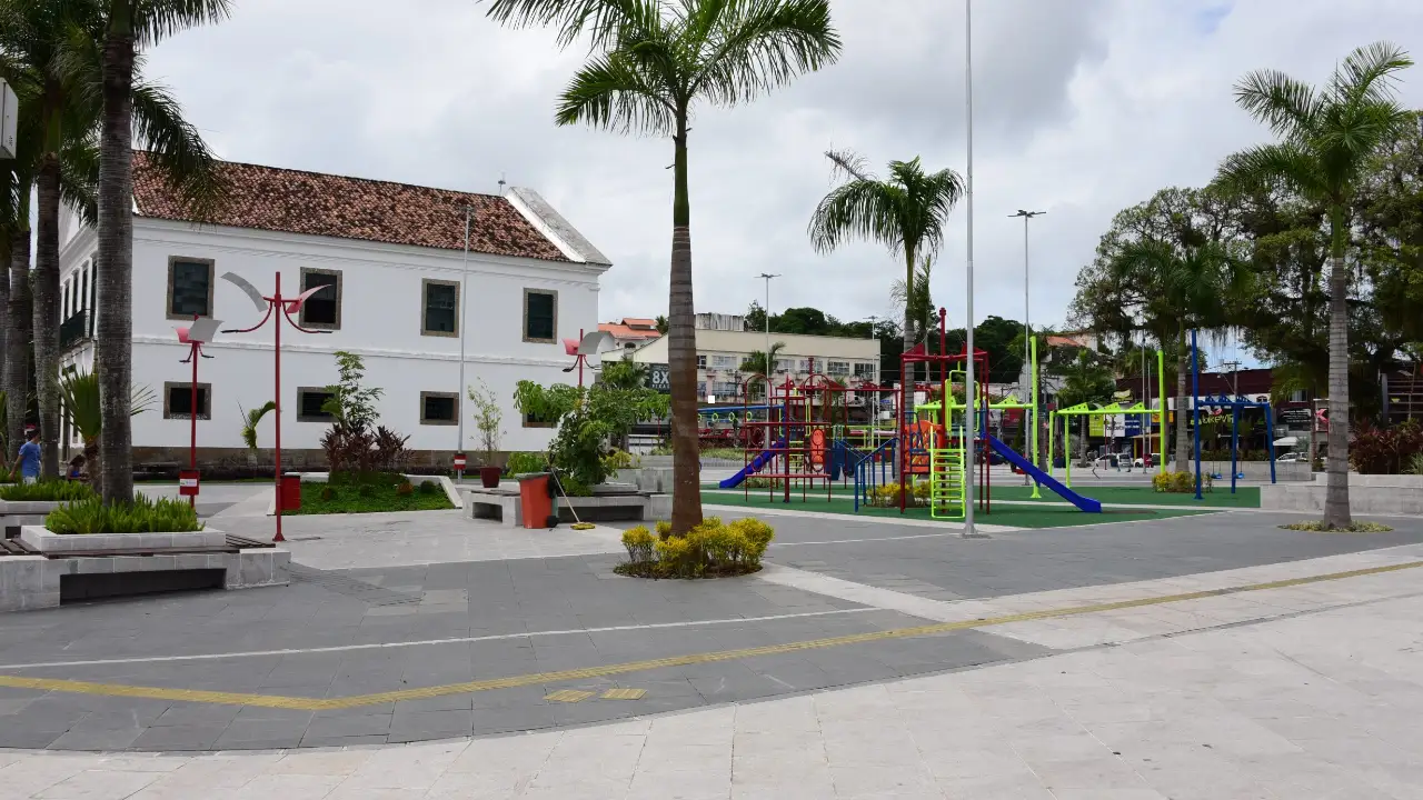 Praça pública em Maricá sob céu com muitas nuvens