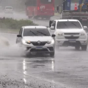 Veículos trafegam sob chuva forte em avenida de Maricá