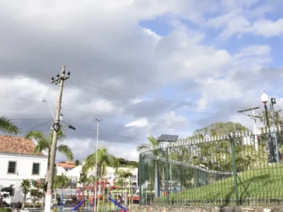 Segunda-feira de calor e muitas nuvens em Maricá