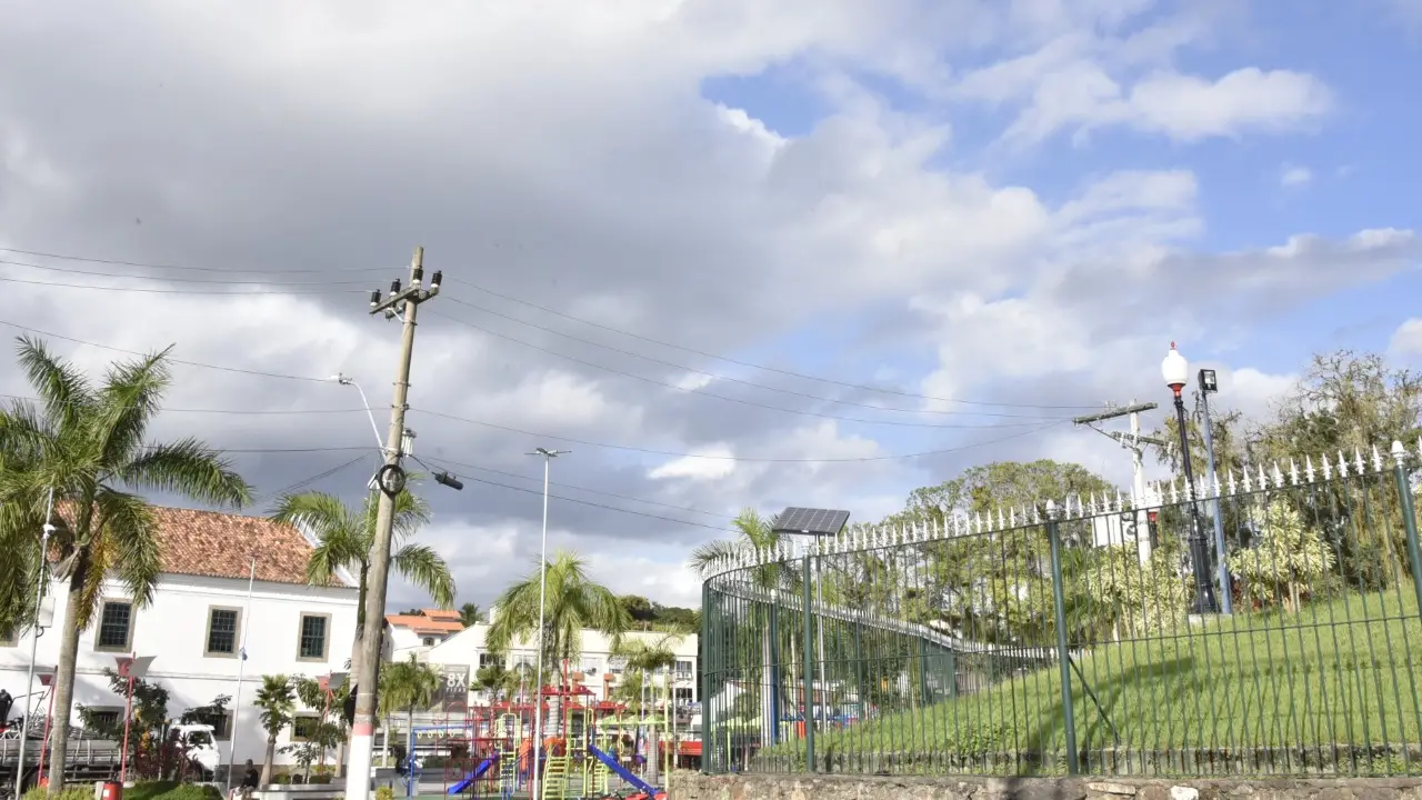 Segunda-feira de calor e muitas nuvens em Maricá Segunda-feira de calor e muitas nuvens em Maricá