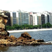 Vista de Icaraí, em Niterói, com prédios e litoral da cidade