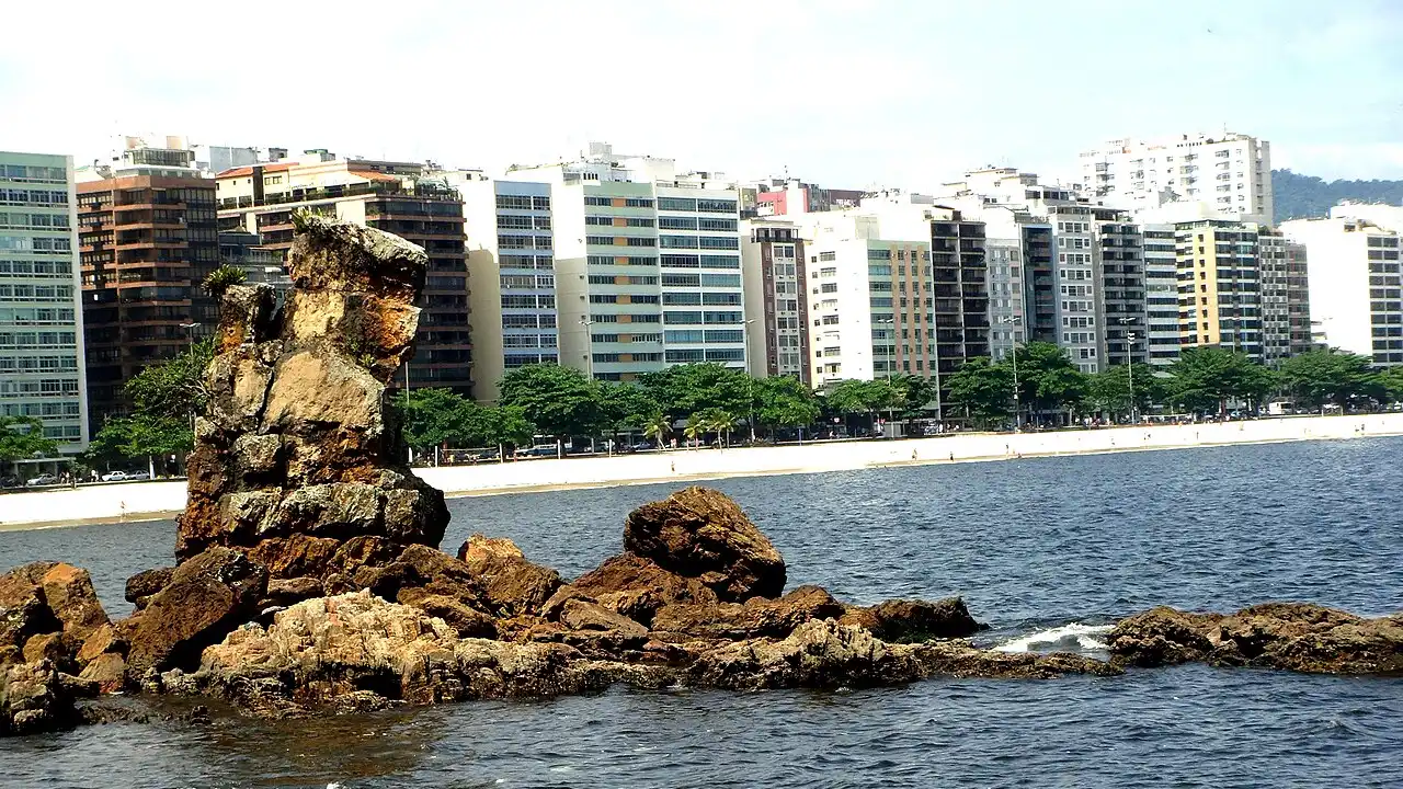 Vista de Icaraí, em Niterói, com prédios e litoral da cidade
