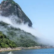 Pão de Açúcar com névoa e céu nublado no Rio de Janeiro
