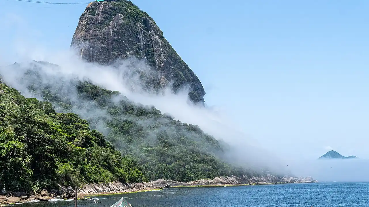 Pão de Açúcar com névoa e céu nublado no Rio de Janeiro