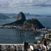 Nuvens carregadas sobre o Pão de Açúcar e a Baía de Guanabara no Rio de Janeiro