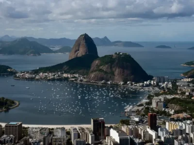 Nuvens carregadas sobre o Pão de Açúcar e a Baía de Guanabara no Rio de Janeiro