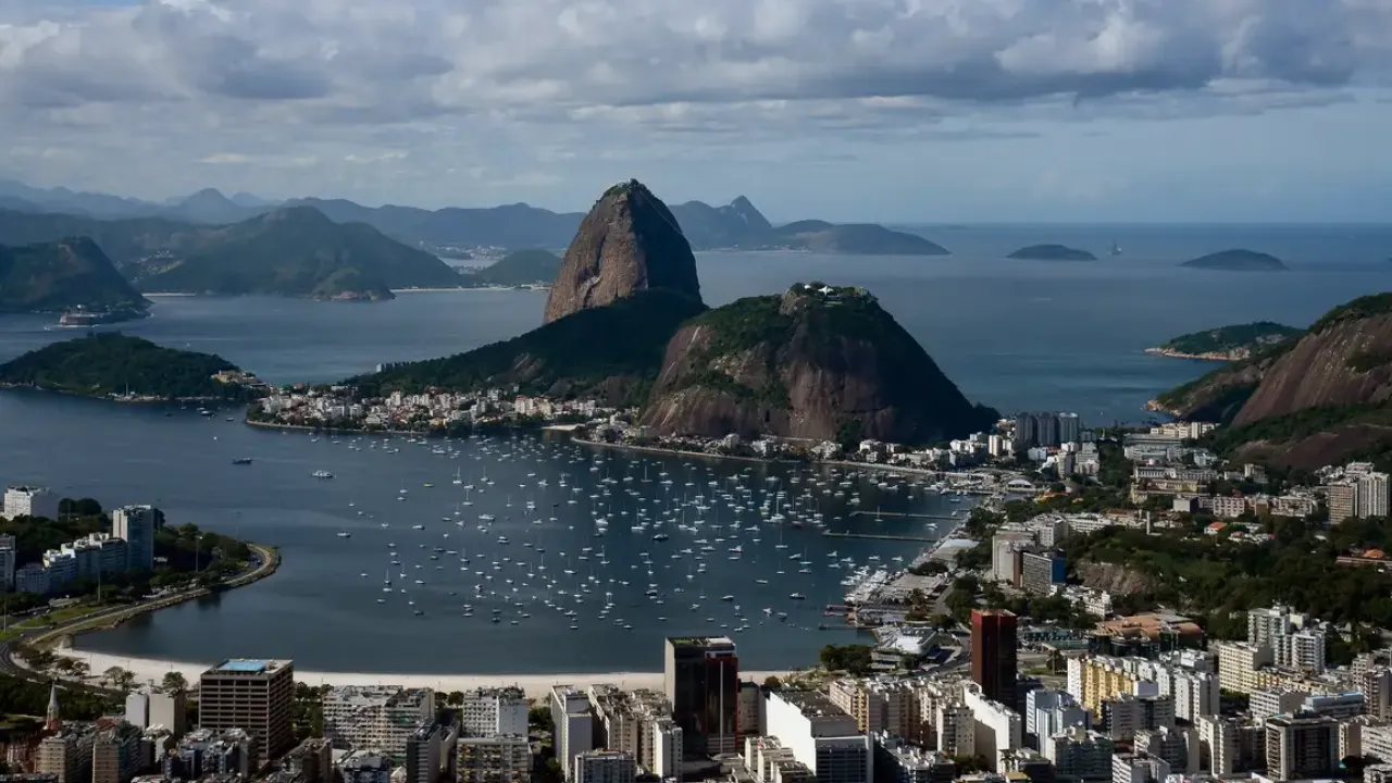 Nuvens carregadas sobre o Pão de Açúcar e a Baía de Guanabara no Rio de Janeiro Nuvens carregadas sobre o Pão de Açúcar e a Baía de Guanabara no Rio de Janeiro