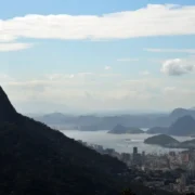 Cristo Redentor e Pão de Açúcar sob céu com nuvens no Rio de Janeiro