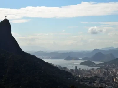 Cristo Redentor e Pão de Açúcar sob céu com nuvens no Rio de Janeiro