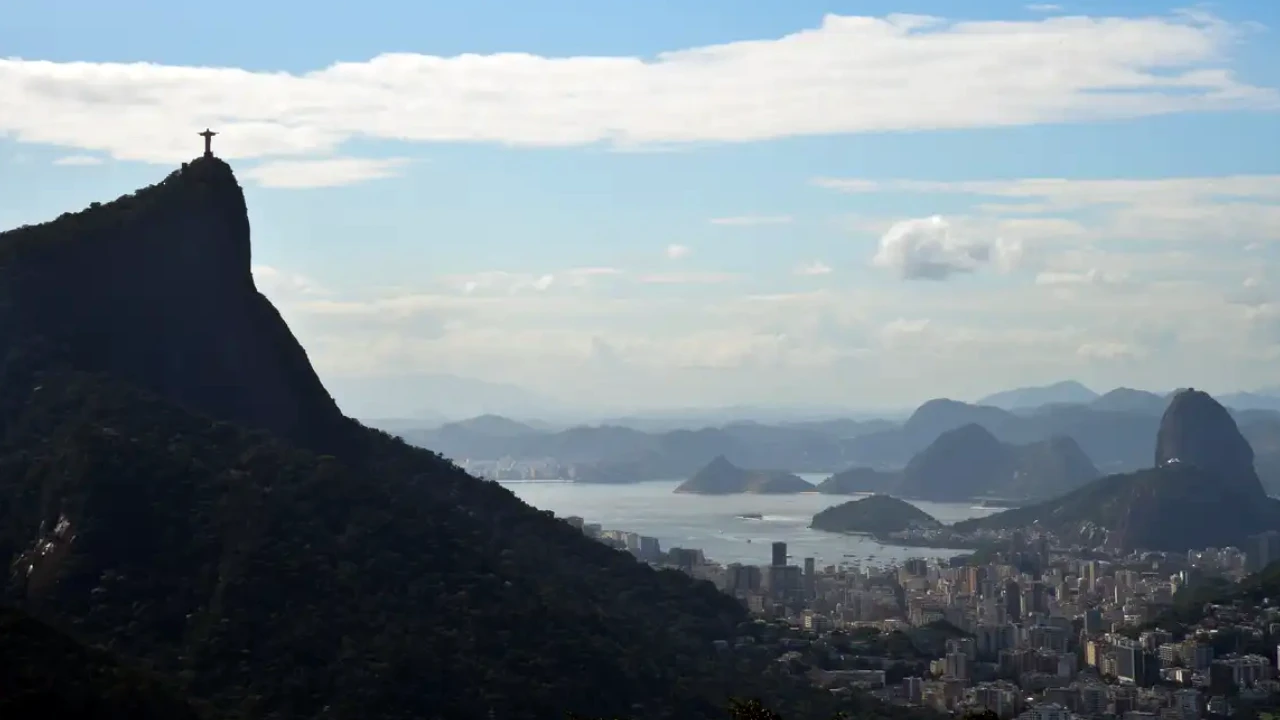 Cristo Redentor e Pão de Açúcar sob céu com nuvens no Rio de Janeiro