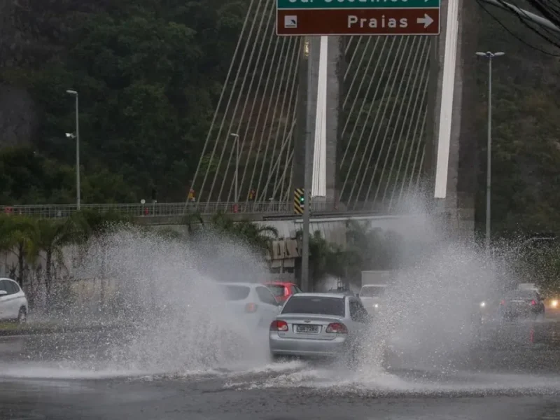 Carros passam por trecho alagado durante chuva no Rio de Janeiro