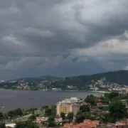 Nuvens carregadas cobrem o céu de São Gonçalo em dia de tempo instável