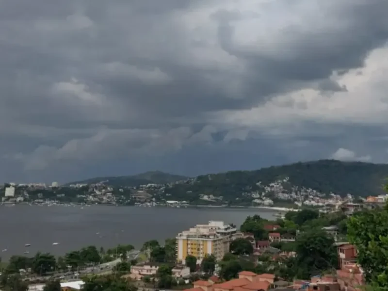 Nuvens carregadas cobrem o céu de São Gonçalo em dia de tempo instável
