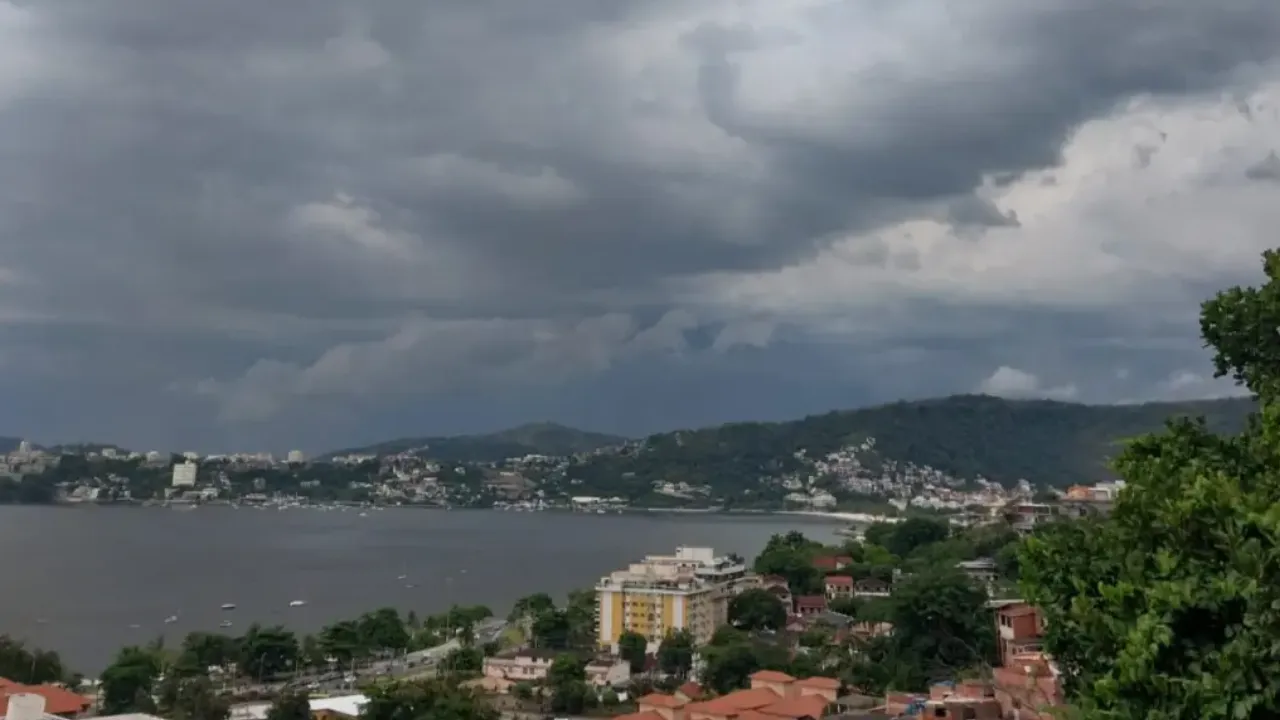 Nuvens carregadas cobrem o céu de São Gonçalo em dia de tempo instável