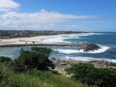 Saída da Lagoa de Saquarema com a Praia de Itaúna ao fundo
