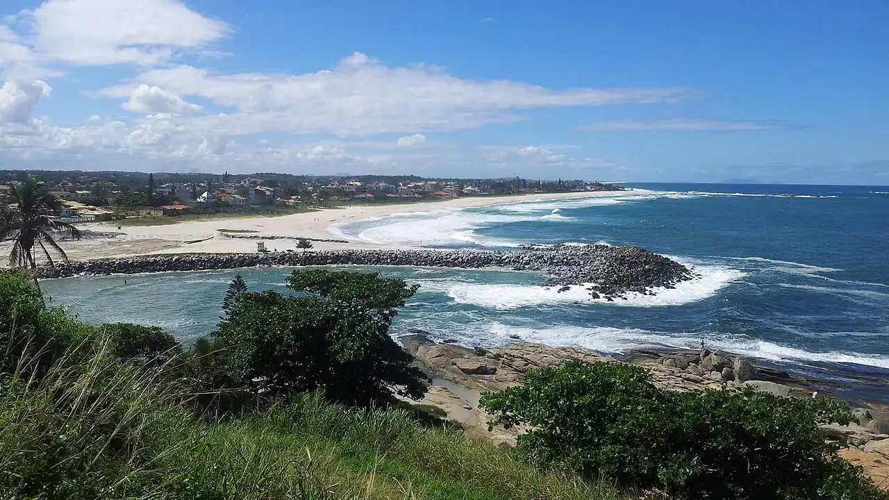 Saída da Lagoa de Saquarema com a Praia de Itaúna ao fundo