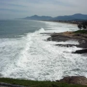 Vista panorâmica de Saquarema e do litoral da cidade