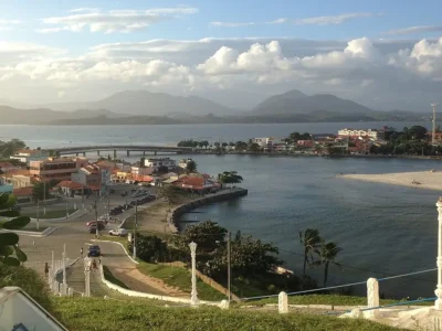 Vista de Saquarema com lagoa, área urbana e nuvens sobre a cidade