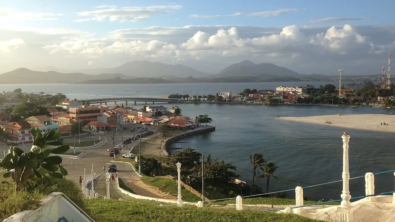 Vista de Saquarema com lagoa, área urbana e nuvens sobre a cidade