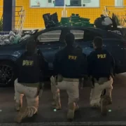 Agentes da PRF ao lado de veículo com drogas apreendidas na Niterói-Manilha, em São Gonçalo