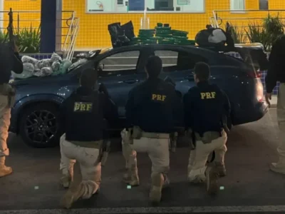 Agentes da PRF ao lado de veículo com drogas apreendidas na Niterói-Manilha, em São Gonçalo