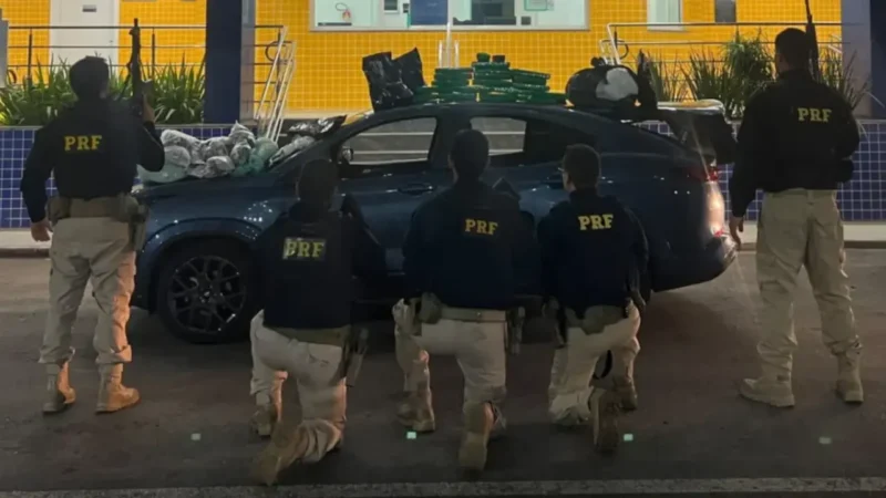 Agentes da PRF ao lado de veículo com drogas apreendidas na Niterói-Manilha, em São Gonçalo