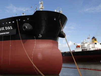Navio da Transpetro, que está com processo seletivo público aberto em 2026