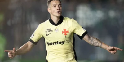 Jogador do Vasco comemora durante reação da equipe no Campeonato Brasileiro