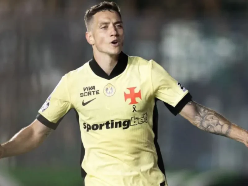 Jogador do Vasco comemora durante reação da equipe no Campeonato Brasileiro