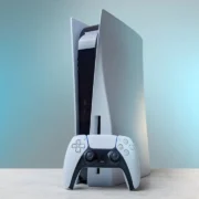 Console PlayStation 5 usado para ilustrar a atualização PS5 14.00.
