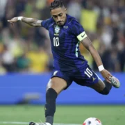 Raphinha durante partida da Seleção Brasileira contra a Austrália