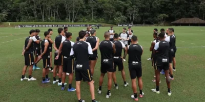 Tite durante trabalho no Botafogo em meio ao planejamento do elenco para 2027