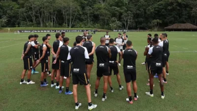 Tite durante trabalho no Botafogo em meio ao planejamento do elenco para 2027