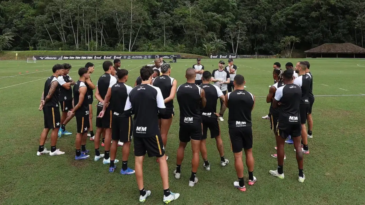 Tite durante trabalho no Botafogo em meio ao planejamento do elenco para 2027