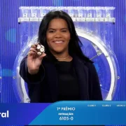 Garota da Sorte exibe bola ejetada do globo durante sorteio que formou o resultado completo de todos os prêmios do concurso 6105 da Loteria Federal, referente à Extração de quarta-feira, 30/09, com todas as dezenas de milhar do 1º, 2º, 3º, 4º, 5º prêmio, bem como premiações derivadas | Reprodução