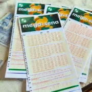 Concurso 3052 da Mega-Sena, com resultado dos números sorteados na terça-feira, 27/08, bem como prêmios de todas as faixas de acerto. Soma do total de apostas realizadas, e análises econômicas, financeiras e lotéricas tanto sobre as ganhadoras quanto perdedoras, com base na arrecadação | Criação: Enzo Carvalho com IA