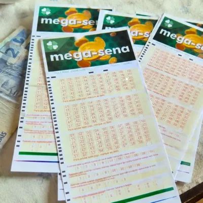 Concurso 3052 da Mega-Sena, com resultado dos números sorteados na terça-feira, 27/08, bem como prêmios de todas as faixas de acerto. Soma do total de apostas realizadas, e análises econômicas, financeiras e lotéricas tanto sobre as ganhadoras quanto perdedoras, com base na arrecadação | Criação: Enzo Carvalho com IA