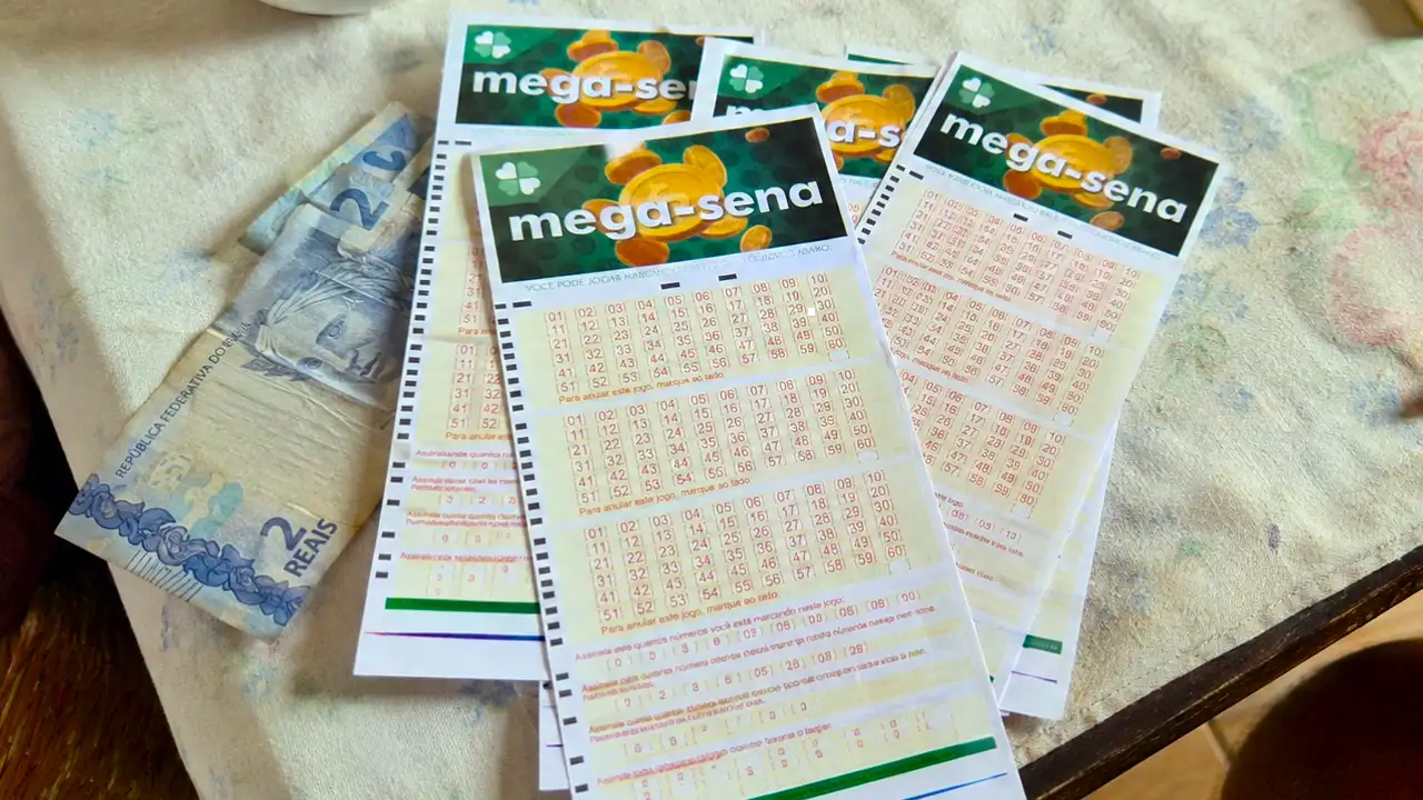 Concurso 3052 da Mega-Sena, com resultado dos números sorteados na terça-feira, 27/08, bem como prêmios de todas as faixas de acerto. Soma do total de apostas realizadas, e análises econômicas, financeiras e lotéricas tanto sobre as ganhadoras quanto perdedoras, com base na arrecadação | Criação: Enzo Carvalho com IA