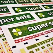 Volantes da Super Sete, em reportagem sobre o Concurso 894 da modalidade lotérica, com resultado dos números sorteados nesta quarta-feira, 02/09, bem como prêmios de todas as faixas de acerto, total de apostas realizadas, ganhadoras e perdedoras, com detalhes especiais. Além disso, análise econômica, financeira e lotérica da extração, arrecadação e pagamento de prêmios, bem como a destinação pública do dinheiro do saldo residual.