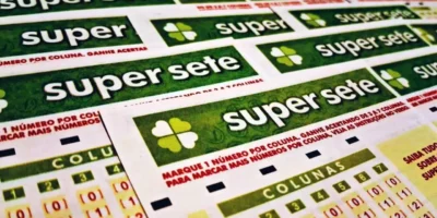 Volantes da Super Sete, em reportagem sobre o Concurso 894 da modalidade lotérica, com resultado dos números sorteados nesta quarta-feira, 02/09, bem como prêmios de todas as faixas de acerto, total de apostas realizadas, ganhadoras e perdedoras, com detalhes especiais. Além disso, análise econômica, financeira e lotérica da extração, arrecadação e pagamento de prêmios, bem como a destinação pública do dinheiro do saldo residual.