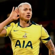 Richarlison durante partida pelo Tottenham em meio às negociações com o Trabzonspor
