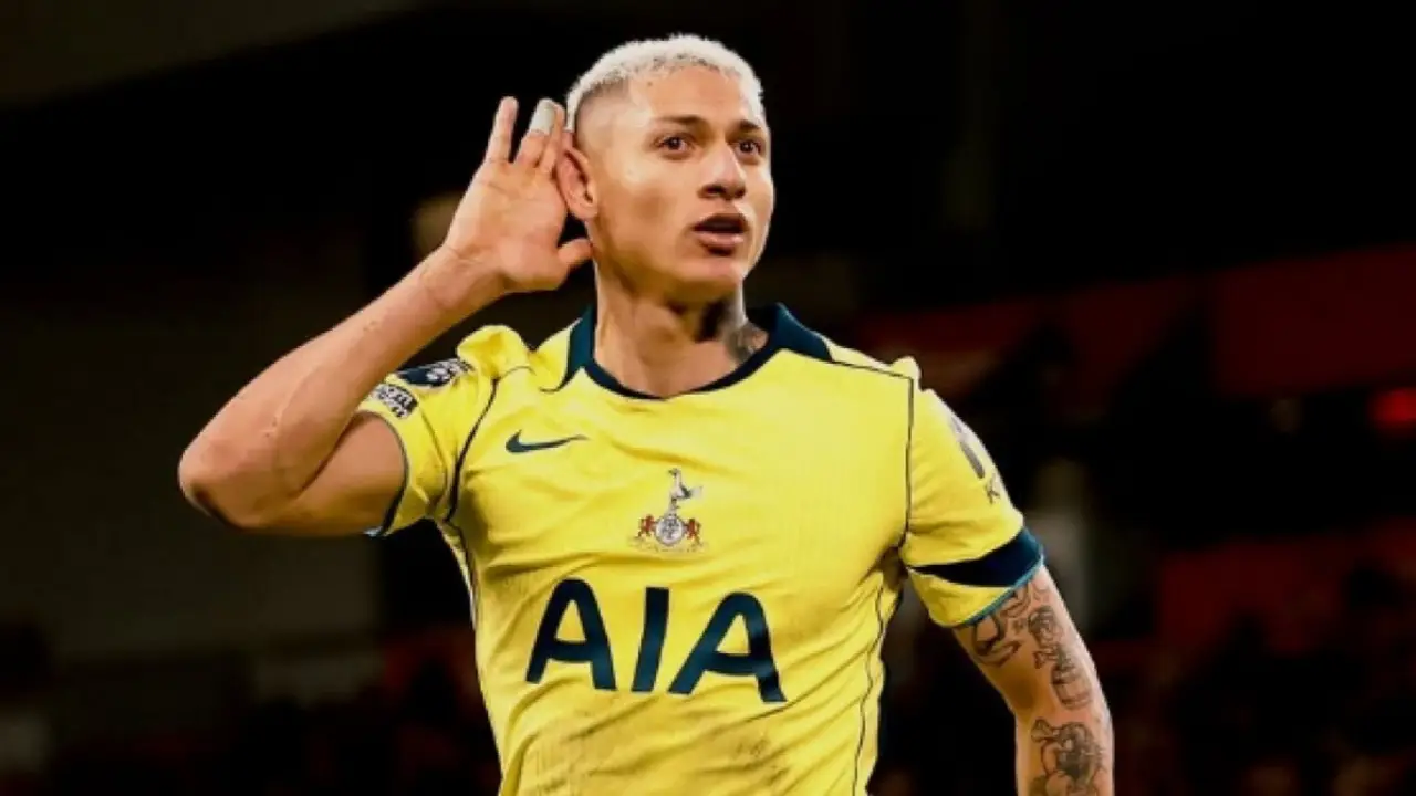 Richarlison durante partida pelo Tottenham em meio às negociações com o Trabzonspor