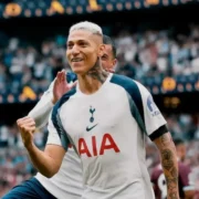 Richarlison em atuação pelo Tottenham em meio à proposta do Vasco para contratar o atacante