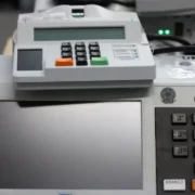 Trabalhador deixa local de trabalho para exercer o direito de voto nas Eleições 2026