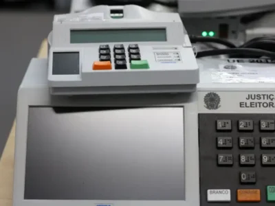 Trabalhador deixa local de trabalho para exercer o direito de voto nas Eleições 2026