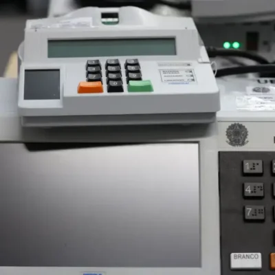 Trabalhador deixa local de trabalho para exercer o direito de voto nas Eleições 2026