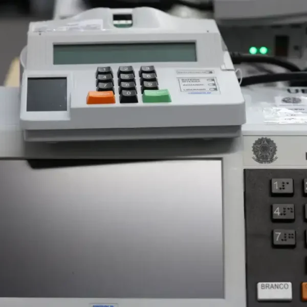 Trabalhador deixa local de trabalho para exercer o direito de voto nas Eleições 2026